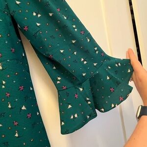 Cece crepe ruffle v-neck blouse, green floral pattern